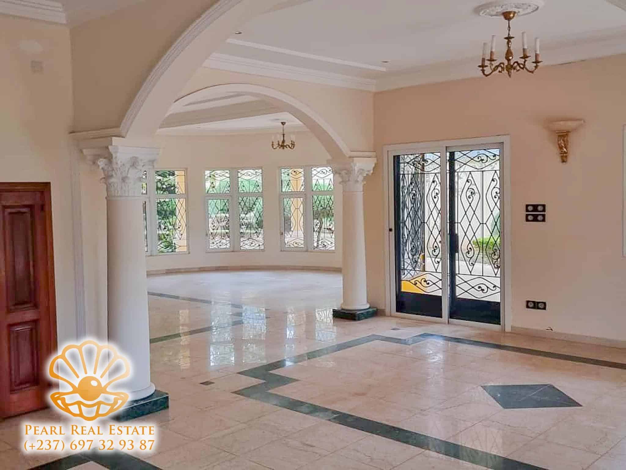 Maison (Villa) à louer - Yaoundé, Bastos, Golf - 1 salon(s), 4 chambre(s), 3 salle(s) de bains - 4 000 000 FCFA / mois