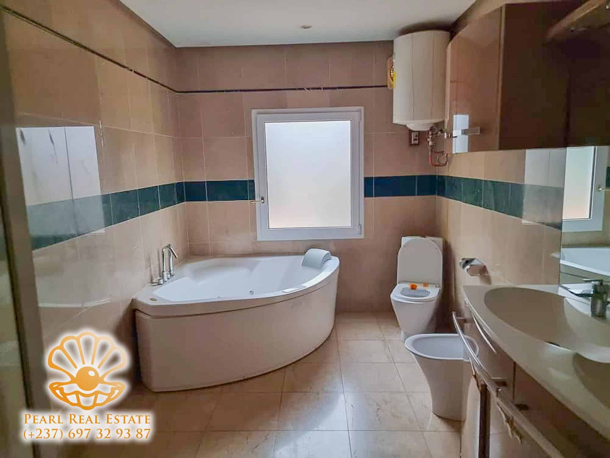 Maison (Villa) à louer - Yaoundé, Bastos, Golf - 1 salon(s), 4 chambre(s), 3 salle(s) de bains - 4 000 000 FCFA / mois