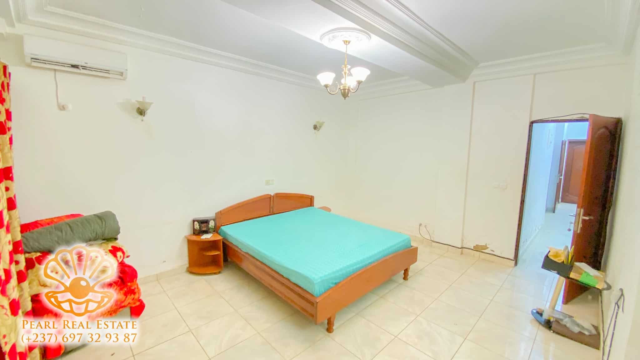 Appartement à louer - Yaoundé, Bastos, Rue du PNUD - 1 salon(s), 3 chambre(s), 2 salle(s) de bains - 400 000 FCFA / mois