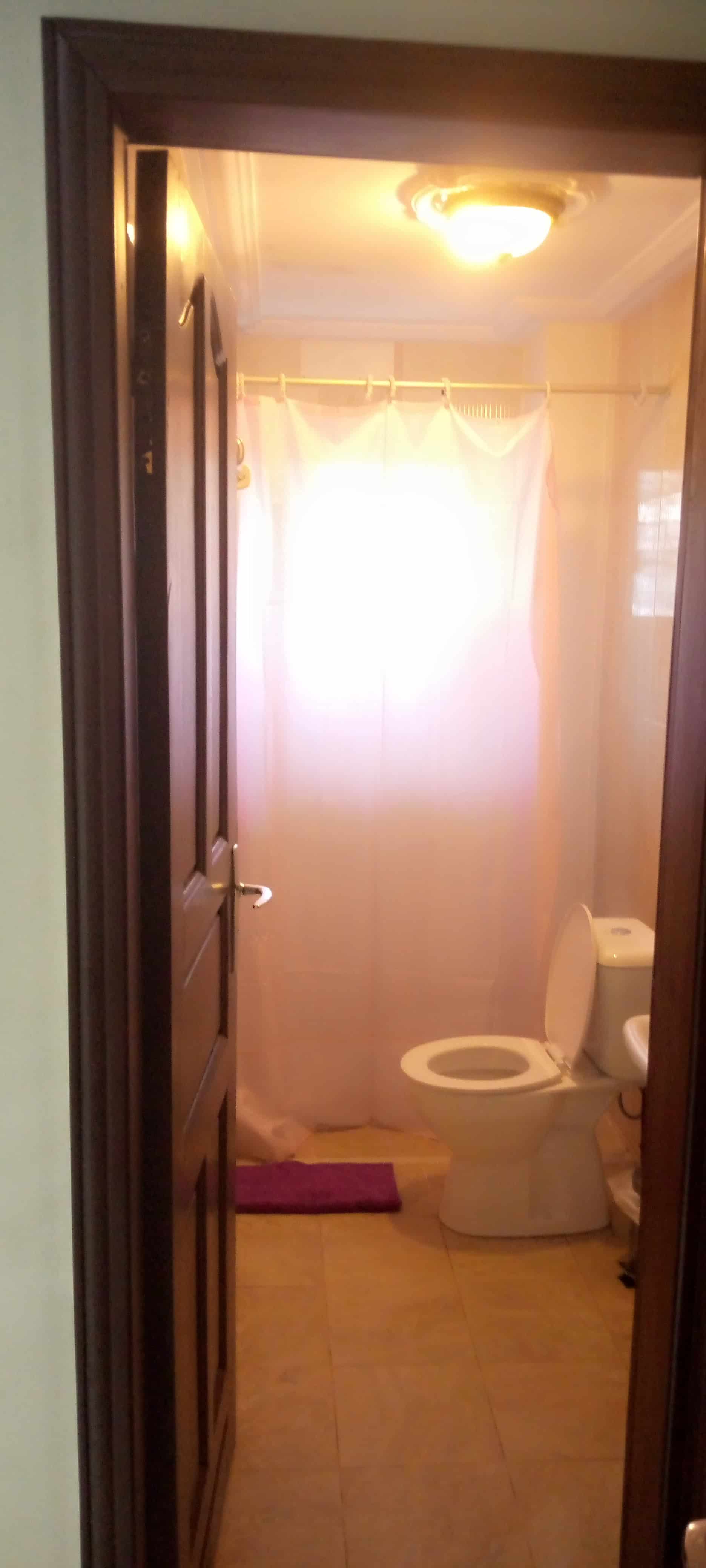 Appartement à louer - Yaoundé, Bastos, Bastos - 1 salon(s), 2 chambre(s), 3 salle(s) de bains - 1 500 000 FCFA / mois