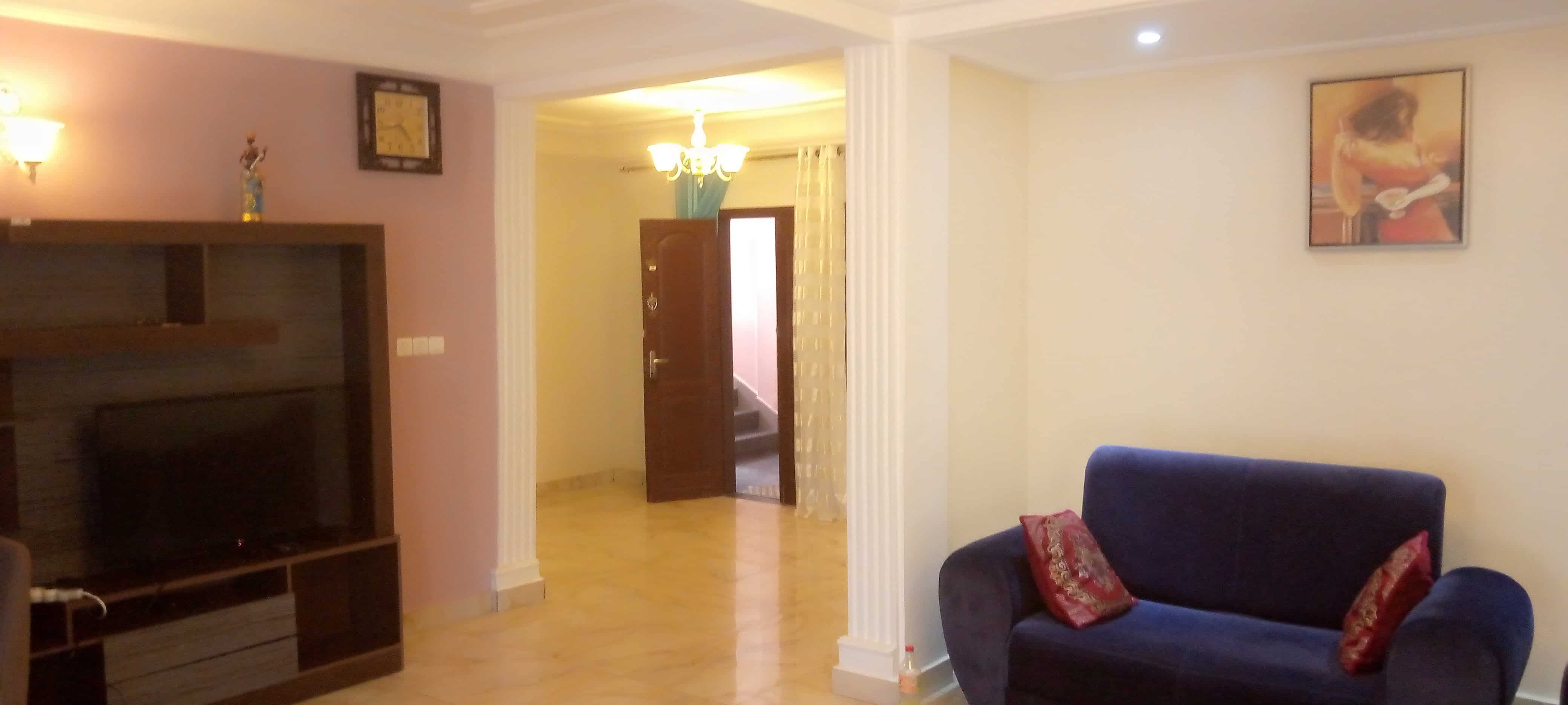Appartement à louer - Yaoundé, Bastos, Bastos - 1 salon(s), 2 chambre(s), 3 salle(s) de bains - 1 500 000 FCFA / mois