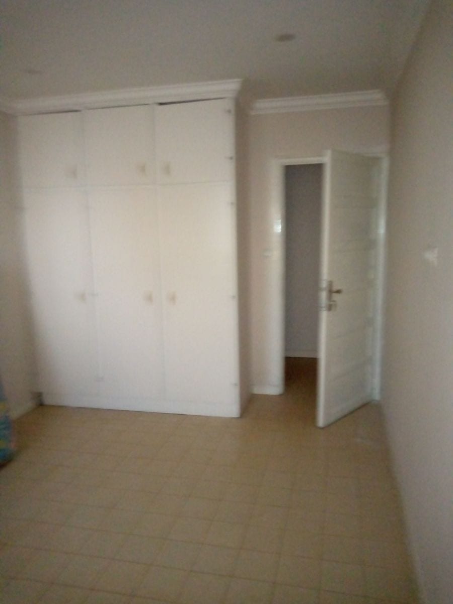 Maison (Villa) à louer - Yaoundé, Bastos, Bastos - 1 salon(s), 4 chambre(s), 4 salle(s) de bains - 1 500 000 FCFA / mois