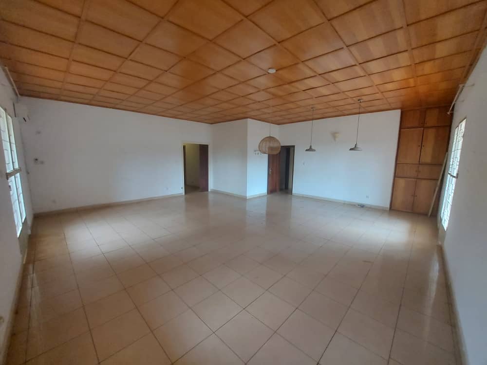 Maison (Villa) à louer - Yaoundé, Bastos, Bastos - 1 salon(s), 4 chambre(s), 5 salle(s) de bains - 1 800 000 FCFA / mois
