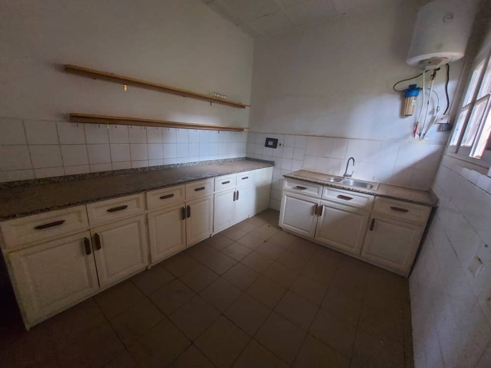 Maison (Villa) à louer - Yaoundé, Bastos, Bastos - 1 salon(s), 4 chambre(s), 5 salle(s) de bains - 1 800 000 FCFA / mois