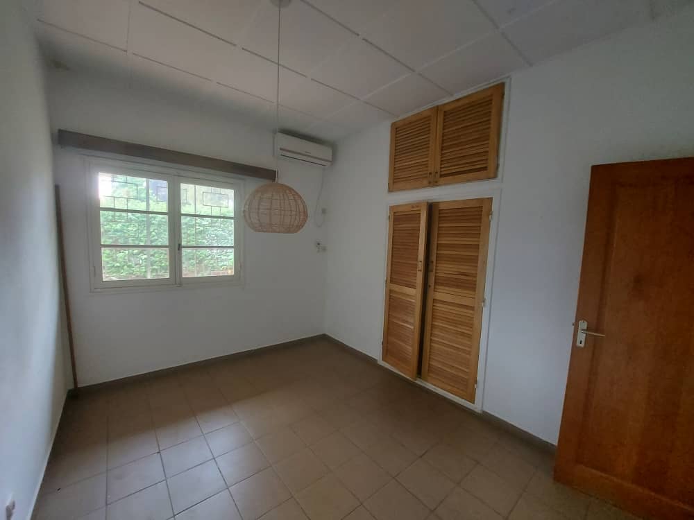 Maison (Villa) à louer - Yaoundé, Bastos, Bastos - 1 salon(s), 4 chambre(s), 5 salle(s) de bains - 1 800 000 FCFA / mois