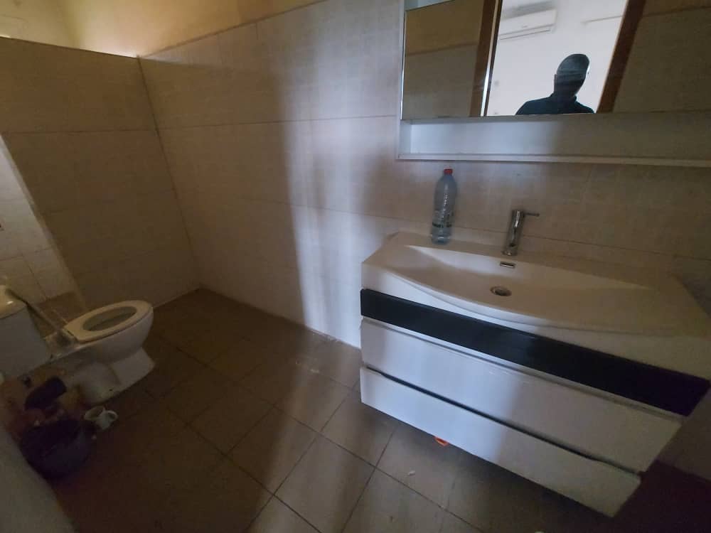 Maison (Villa) à louer - Yaoundé, Bastos, Bastos - 1 salon(s), 4 chambre(s), 5 salle(s) de bains - 1 800 000 FCFA / mois