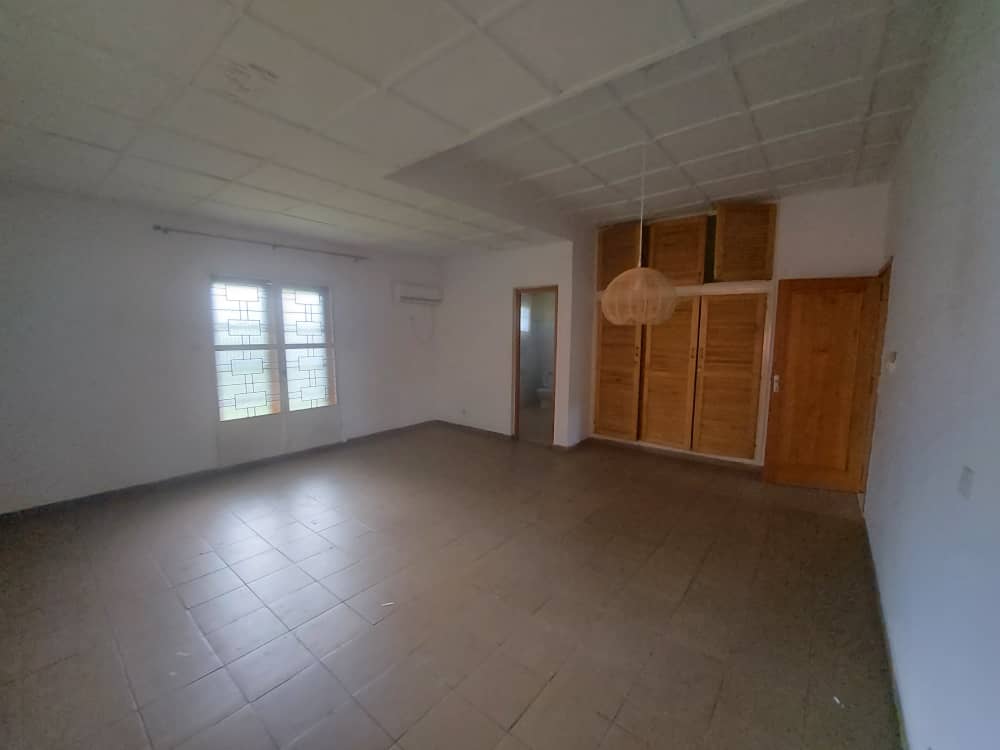 Maison (Villa) à louer - Yaoundé, Bastos, Bastos - 1 salon(s), 4 chambre(s), 5 salle(s) de bains - 1 800 000 FCFA / mois