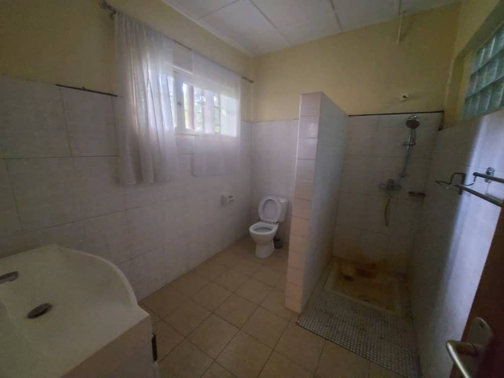 Maison (Villa) à louer - Yaoundé, Bastos, Bastos - 1 salon(s), 4 chambre(s), 5 salle(s) de bains - 1 800 000 FCFA / mois