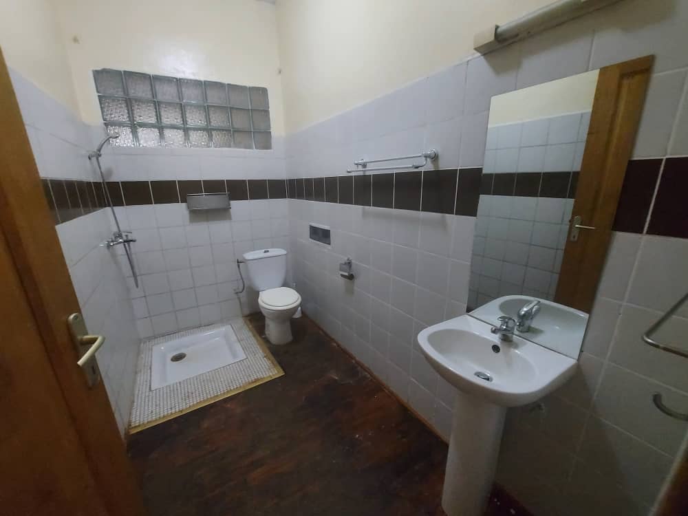 Maison (Villa) à louer - Yaoundé, Bastos, Bastos - 1 salon(s), 4 chambre(s), 5 salle(s) de bains - 1 800 000 FCFA / mois