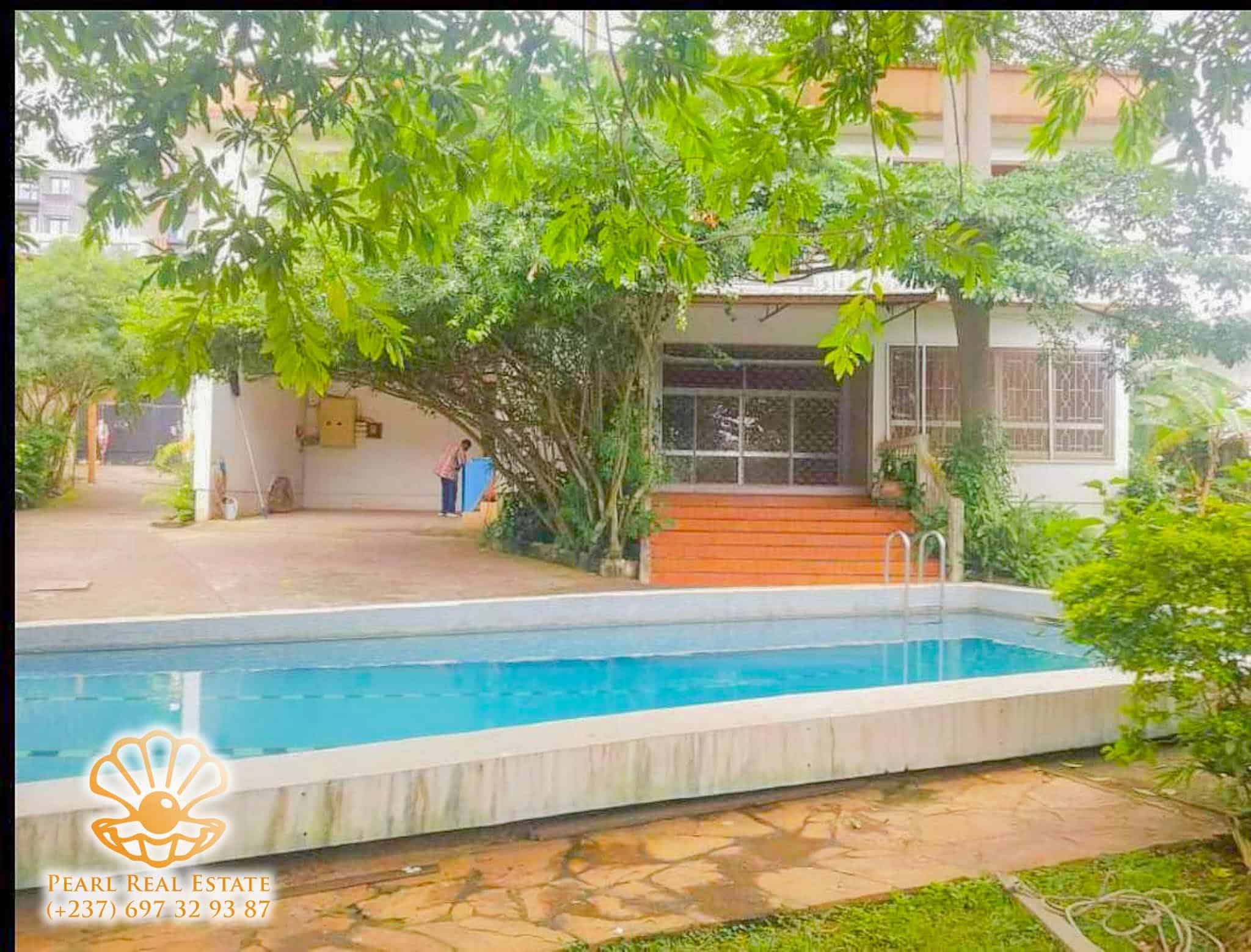 Maison (Villa) à louer - Yaoundé, Bastos, Rond Point Bastos - 1 salon(s), 4 chambre(s), 3 salle(s) de bains - 1 500 000 FCFA / mois