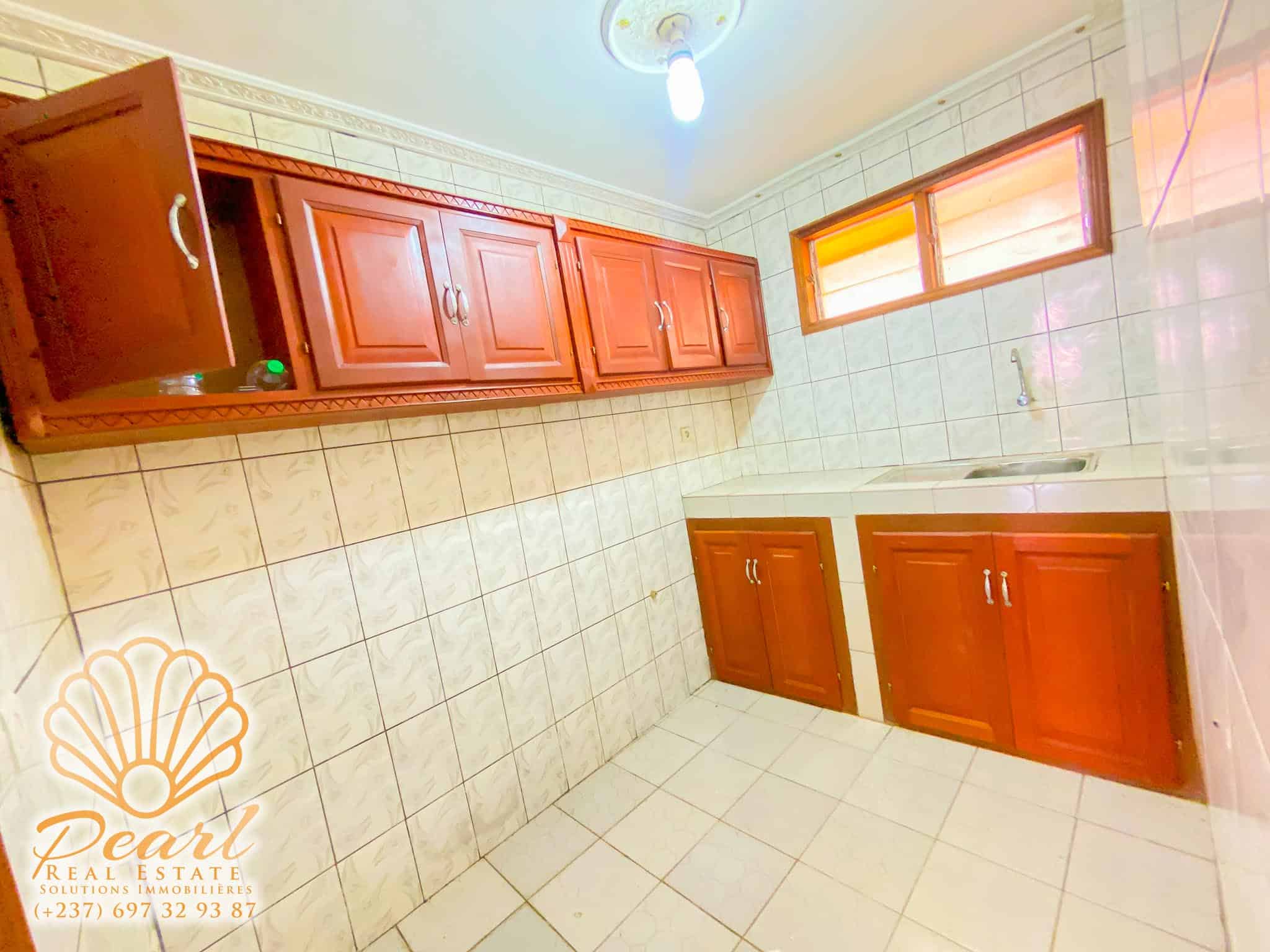 House (Triplex) to rent - Yaoundé, Ngousso, Santa Lucia - 3 living room(s), 6 bedroom(s), 7 bathroom(s) - 1 500 000 FCFA / month