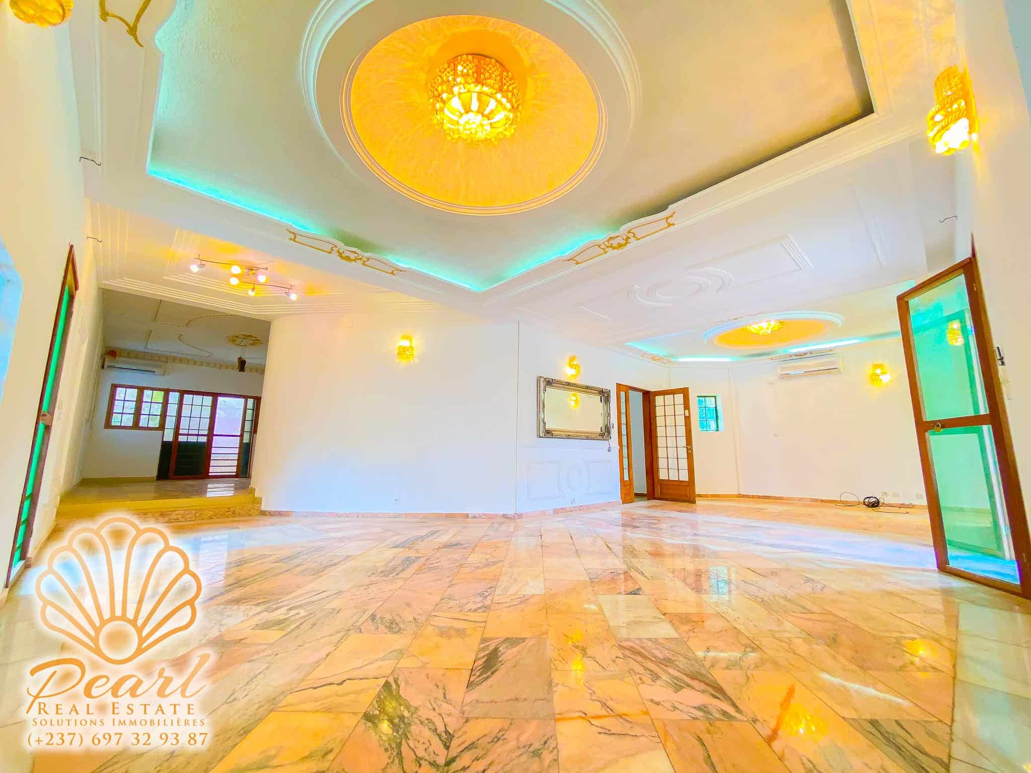 House (Duplex) to rent - Yaoundé, Bastos, Golf - 3 living room(s), 4 bedroom(s), 5 bathroom(s) - 1 800 000 FCFA / month