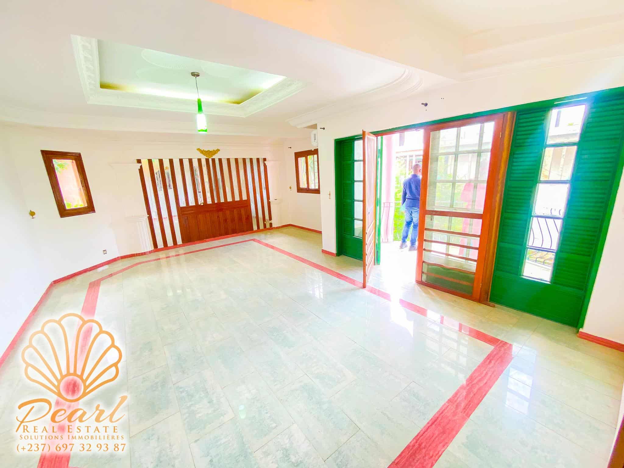 House (Duplex) to rent - Yaoundé, Bastos, Golf - 3 living room(s), 4 bedroom(s), 5 bathroom(s) - 1 800 000 FCFA / month