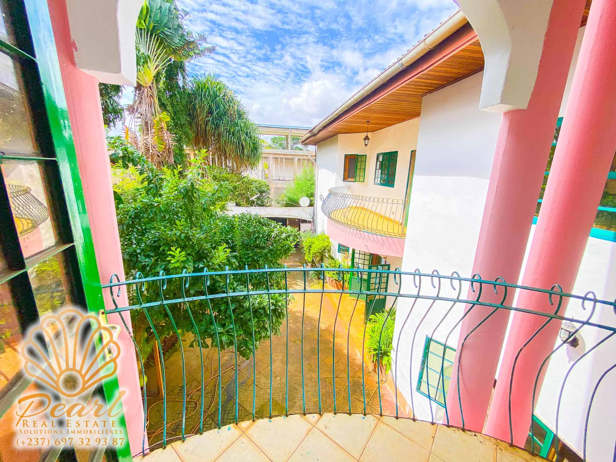 House (Duplex) to rent - Yaoundé, Bastos, Golf - 3 living room(s), 4 bedroom(s), 5 bathroom(s) - 1 800 000 FCFA / month
