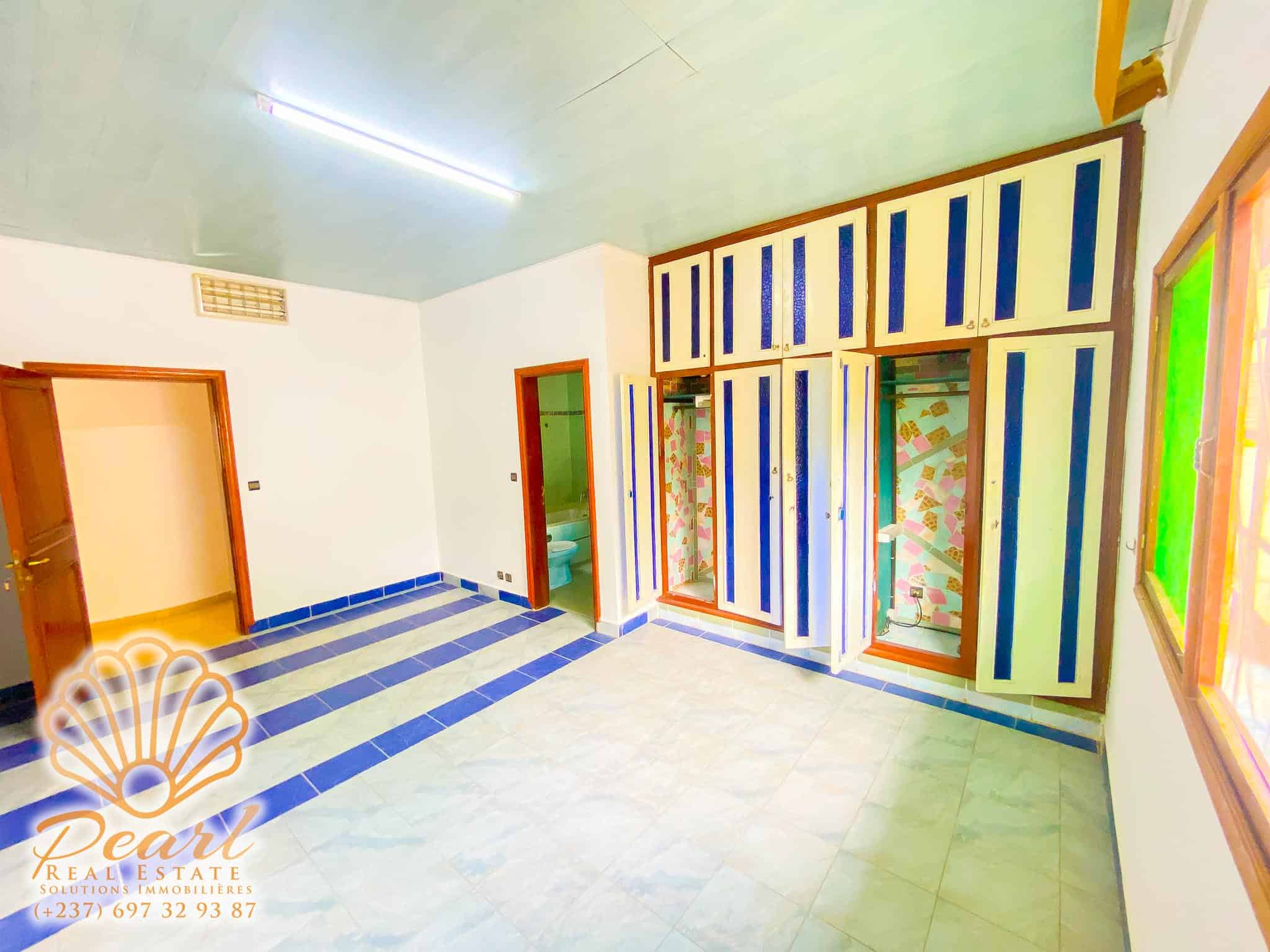 House (Duplex) to rent - Yaoundé, Bastos, Golf - 3 living room(s), 4 bedroom(s), 5 bathroom(s) - 1 800 000 FCFA / month