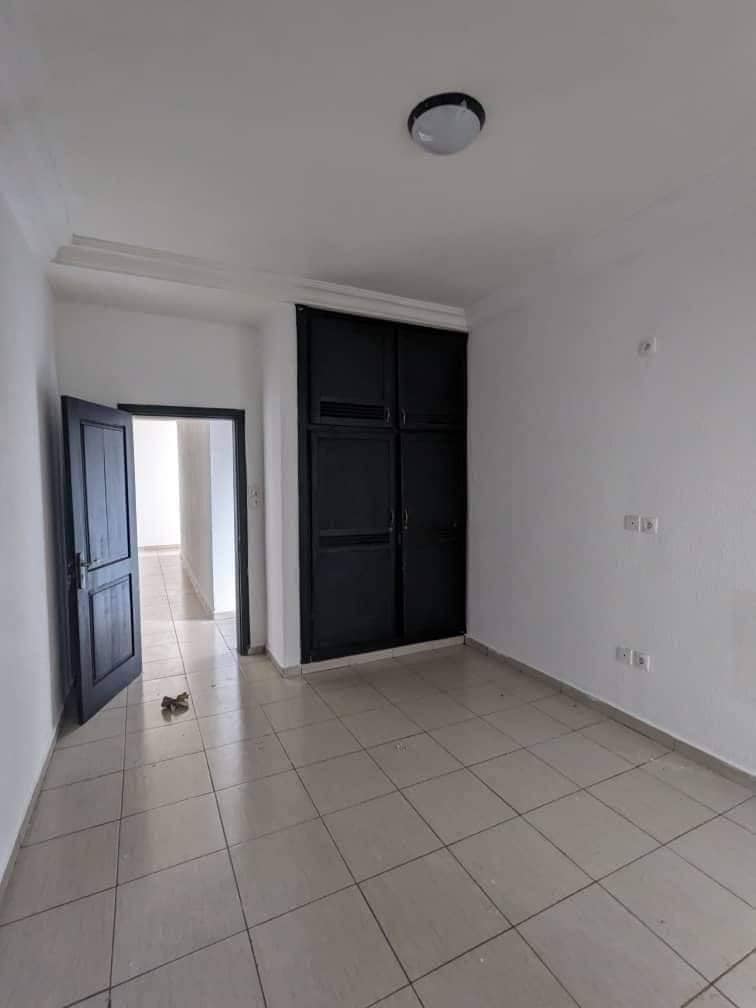 Appartement à louer - Yaoundé, Mbankolo, mbankolo - 1 salon(s), 3 chambre(s), 3 salle(s) de bains - 300 000 FCFA / mois