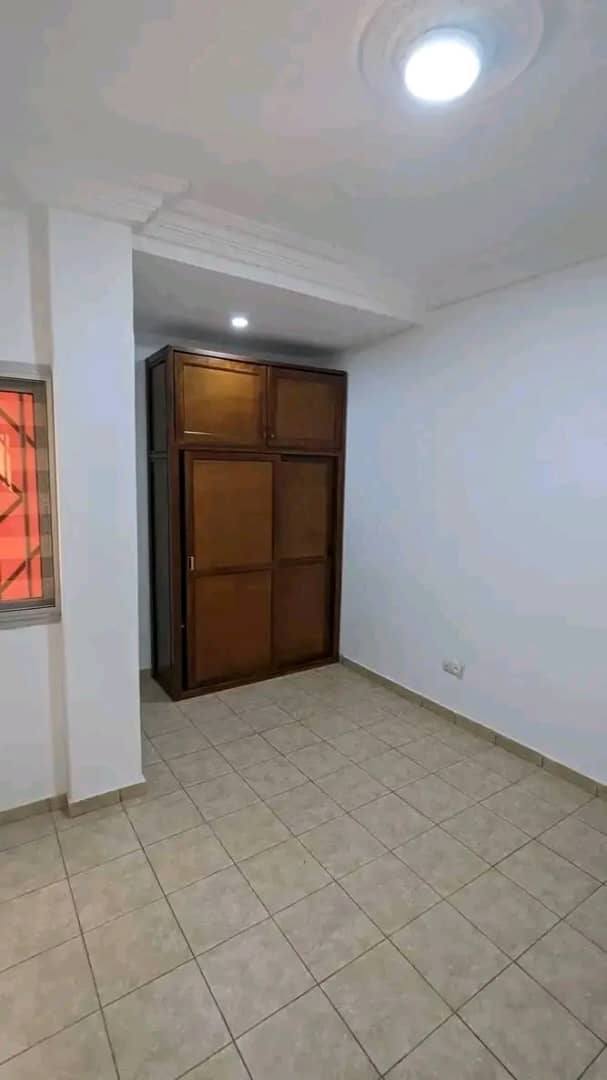 Appartement à louer - Yaoundé, Mbankolo, mbankolo - 1 salon(s), 3 chambre(s), 3 salle(s) de bains - 300 000 FCFA / mois