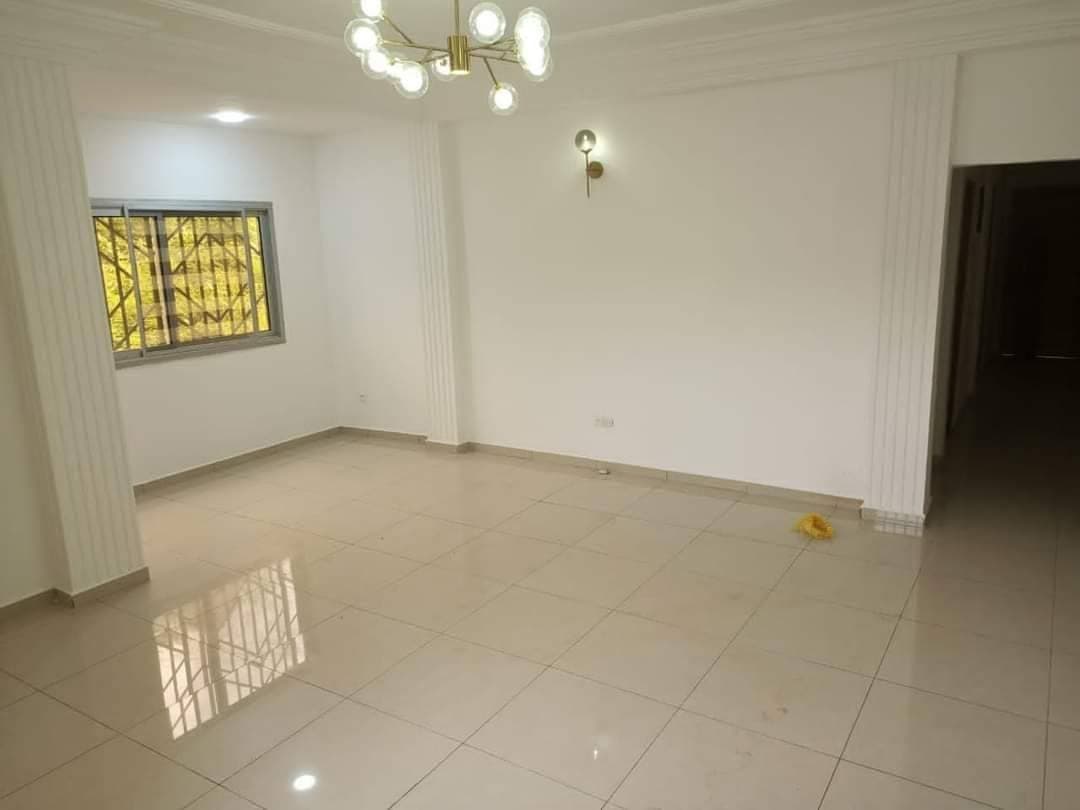 Appartement à louer - Yaoundé, Mbankolo, mbankolo - 1 salon(s), 3 chambre(s), 3 salle(s) de bains - 300 000 FCFA / mois