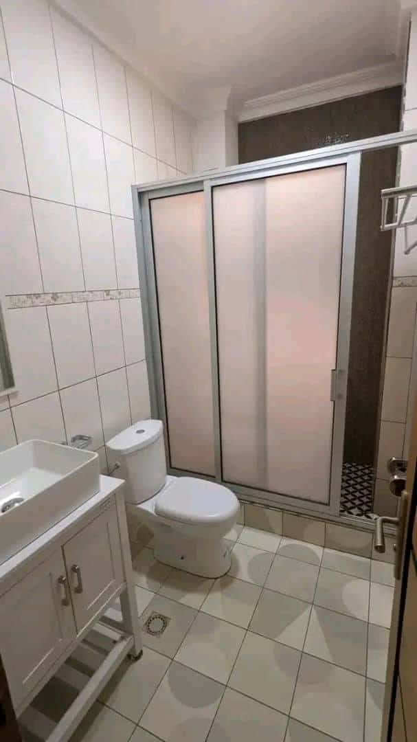 Appartement à louer - Yaoundé, Mbankolo, mbankolo - 1 salon(s), 3 chambre(s), 3 salle(s) de bains - 300 000 FCFA / mois