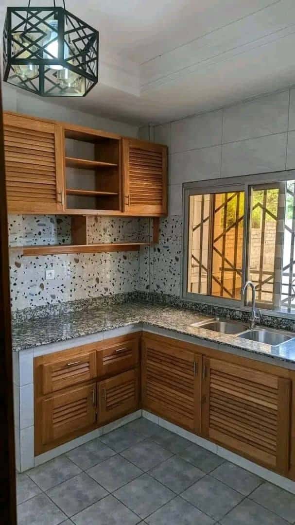 Appartement à louer - Yaoundé, Mbankolo, mbankolo - 1 salon(s), 3 chambre(s), 3 salle(s) de bains - 300 000 FCFA / mois