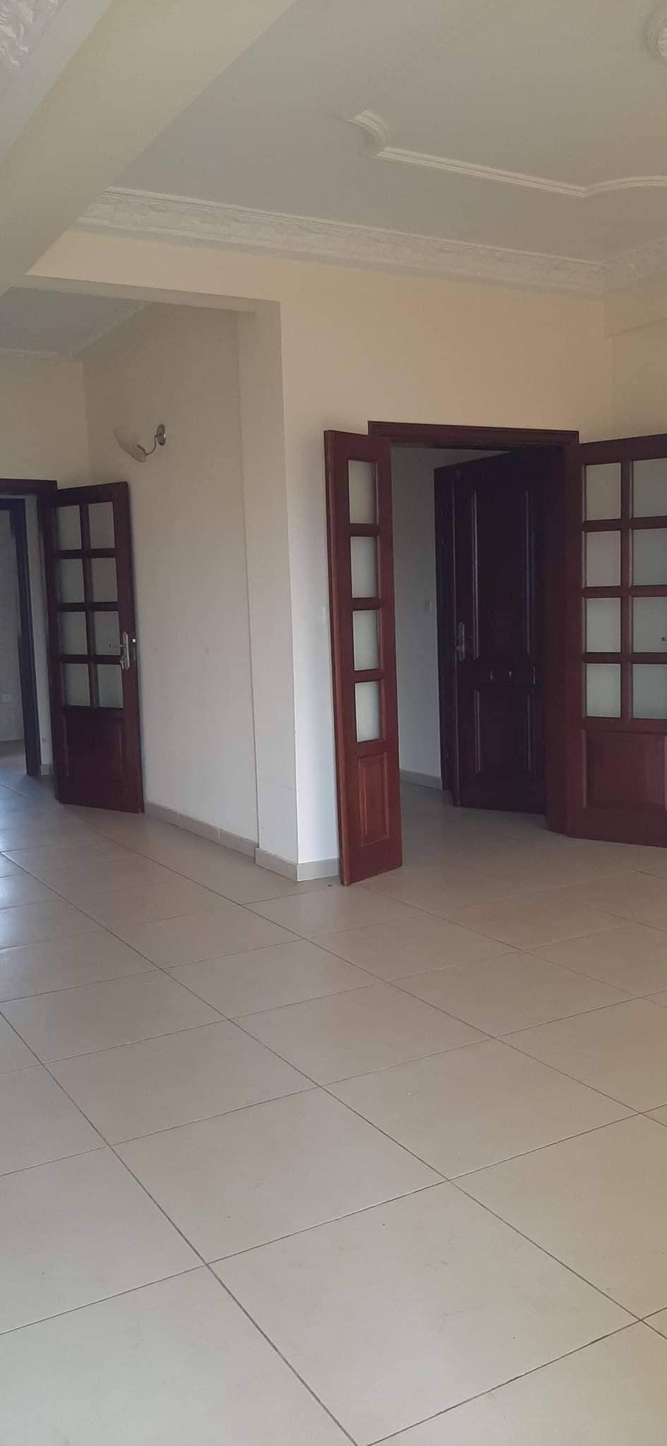 Appartement à louer - Yaoundé, Bastos, golf - 1 salon(s), 3 chambre(s), 3 salle(s) de bains - 700 000 FCFA / mois