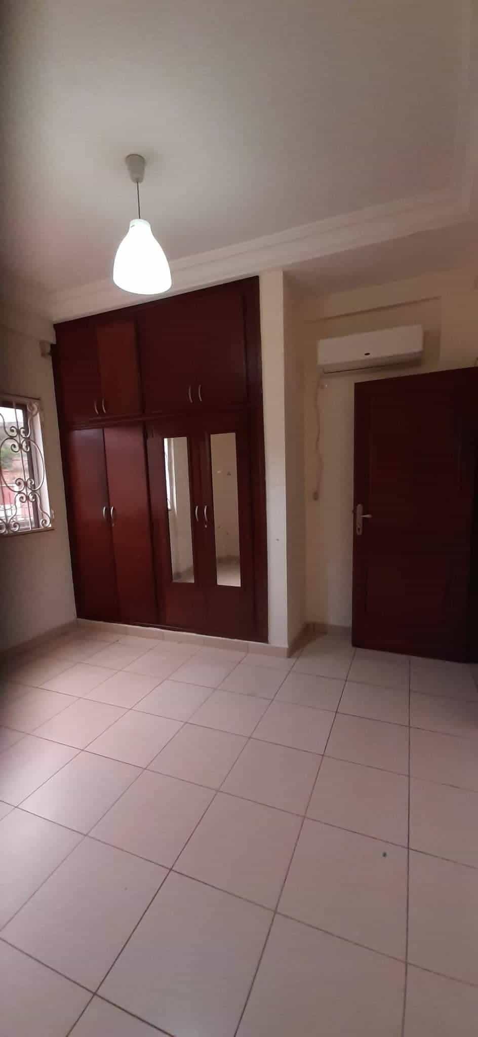 Appartement à louer - Yaoundé, Bastos, golf - 1 salon(s), 3 chambre(s), 3 salle(s) de bains - 700 000 FCFA / mois