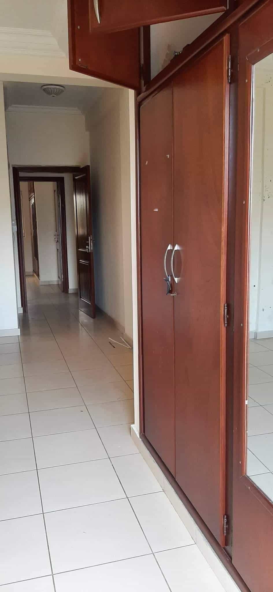 Appartement à louer - Yaoundé, Bastos, golf - 1 salon(s), 3 chambre(s), 3 salle(s) de bains - 700 000 FCFA / mois
