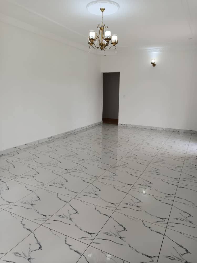 House (Villa) to rent - Yaoundé, Bastos, bastos - 1 living room(s), 3 bedroom(s), 2 bathroom(s) - 700 000 FCFA / month