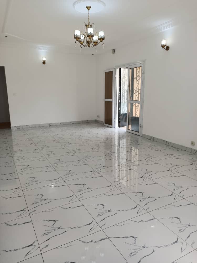 House (Villa) to rent - Yaoundé, Bastos, bastos - 1 living room(s), 3 bedroom(s), 2 bathroom(s) - 700 000 FCFA / month