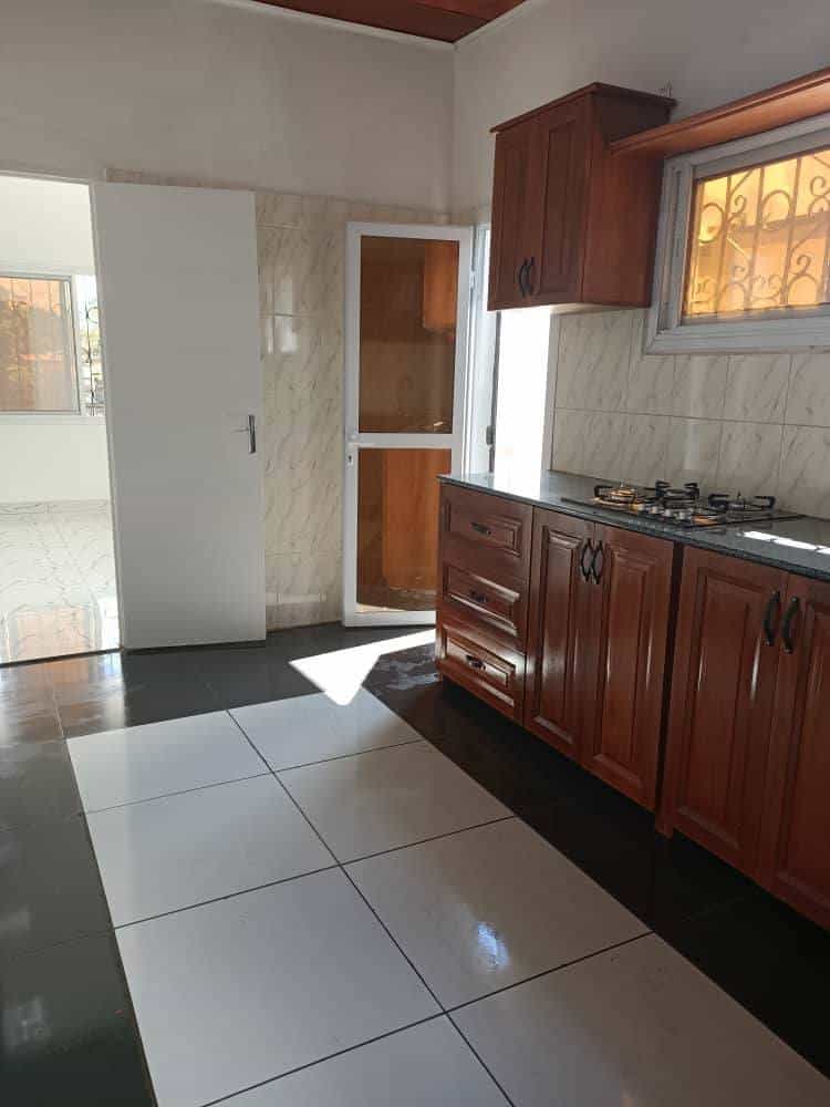 House (Villa) to rent - Yaoundé, Bastos, bastos - 1 living room(s), 3 bedroom(s), 2 bathroom(s) - 700 000 FCFA / month