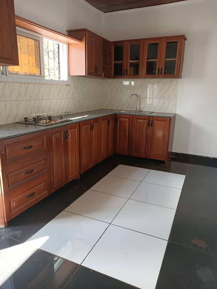House (Villa) to rent - Yaoundé, Bastos, bastos - 1 living room(s), 3 bedroom(s), 2 bathroom(s) - 700 000 FCFA / month