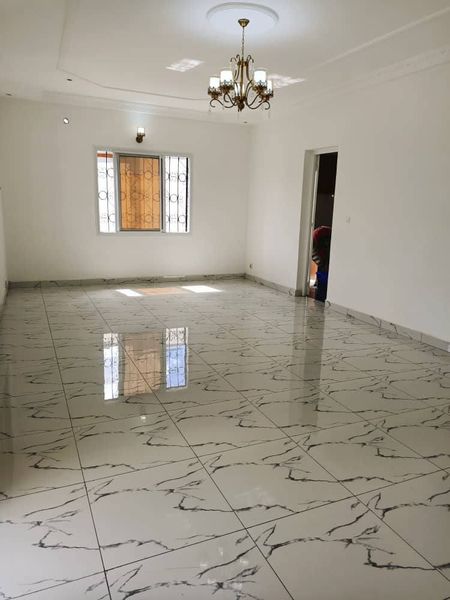 House (Villa) to rent - Yaoundé, Bastos, bastos - 1 living room(s), 3 bedroom(s), 2 bathroom(s) - 700 000 FCFA / month