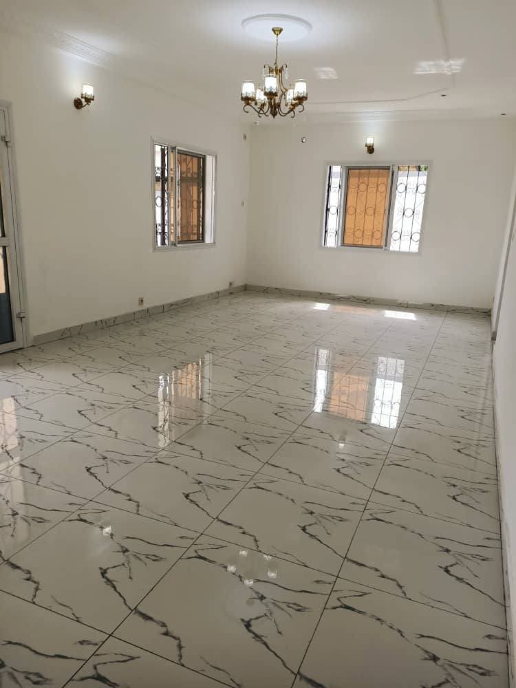 House (Villa) to rent - Yaoundé, Bastos, bastos - 1 living room(s), 3 bedroom(s), 2 bathroom(s) - 700 000 FCFA / month