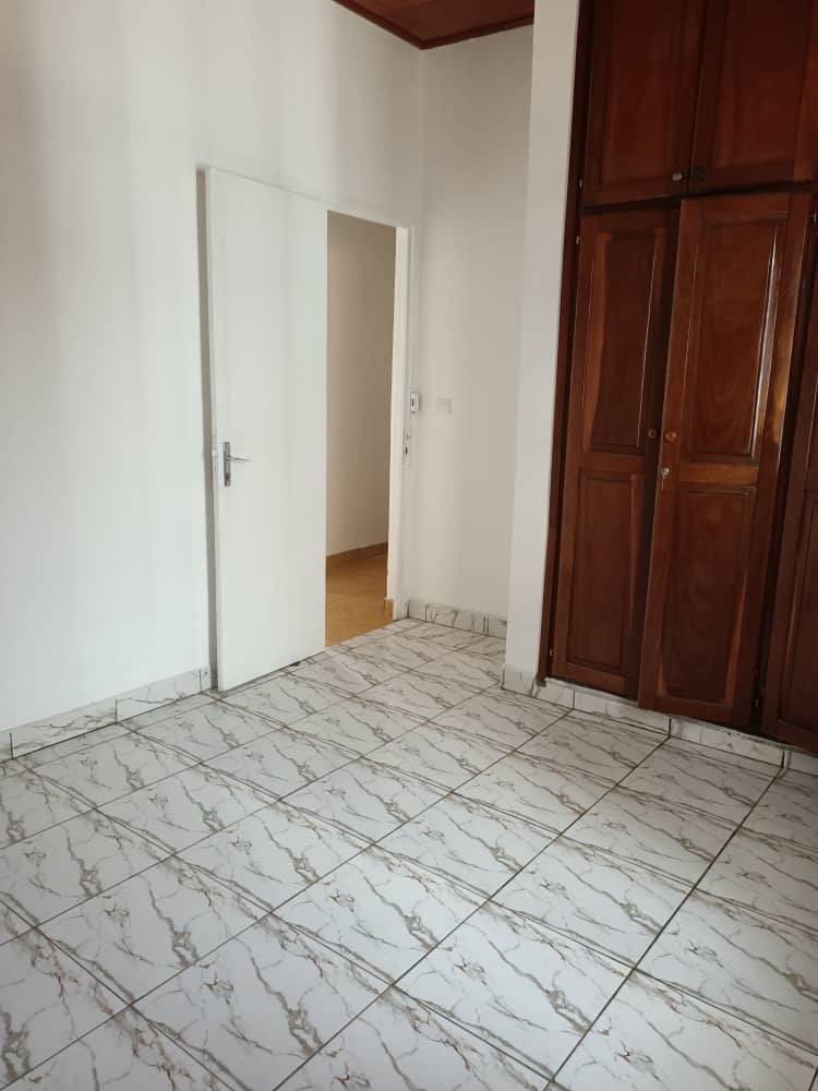 House (Villa) to rent - Yaoundé, Bastos, bastos - 1 living room(s), 3 bedroom(s), 2 bathroom(s) - 700 000 FCFA / month
