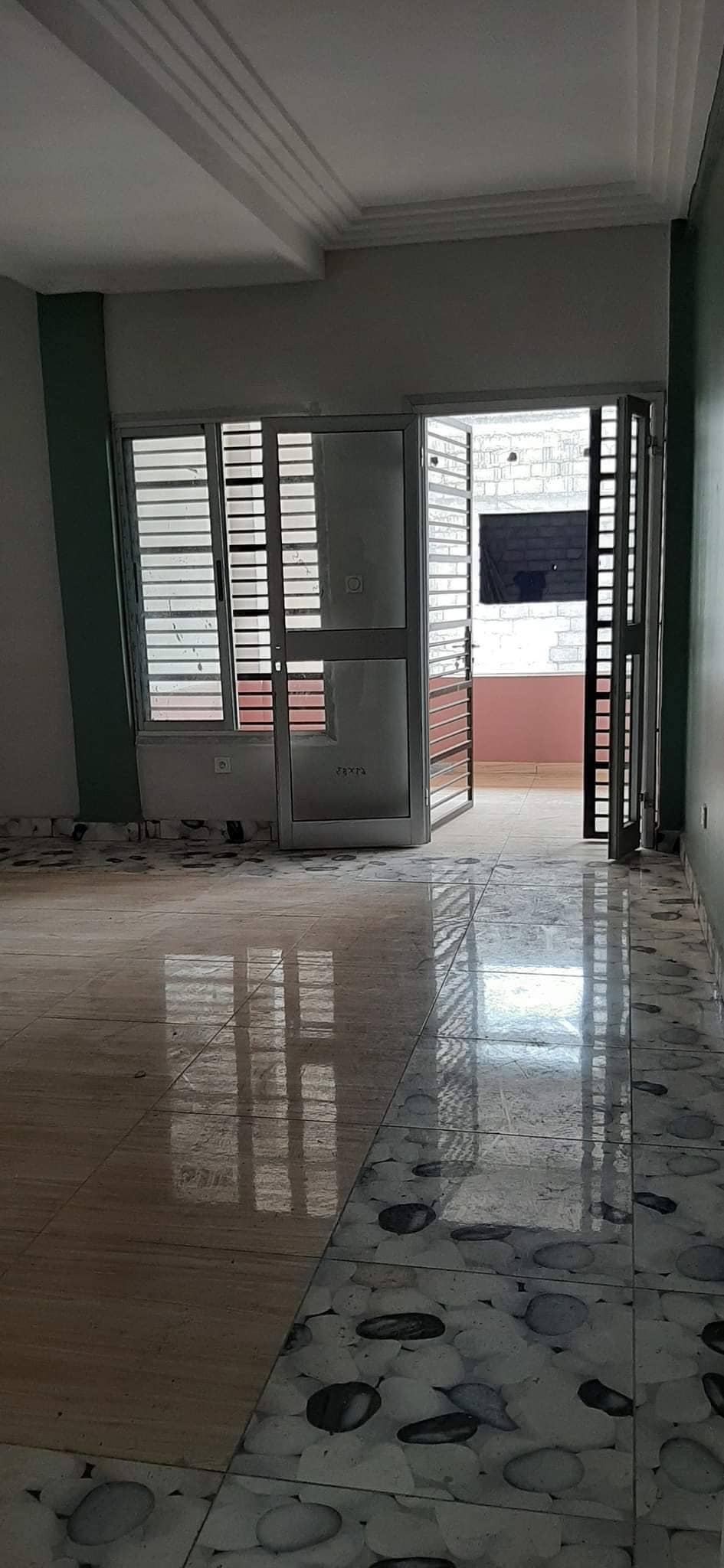 Appartement à louer - Yaoundé, Bastos, bastos - 1 salon(s), 2 chambre(s), 2 salle(s) de bains - 350 000 FCFA / mois