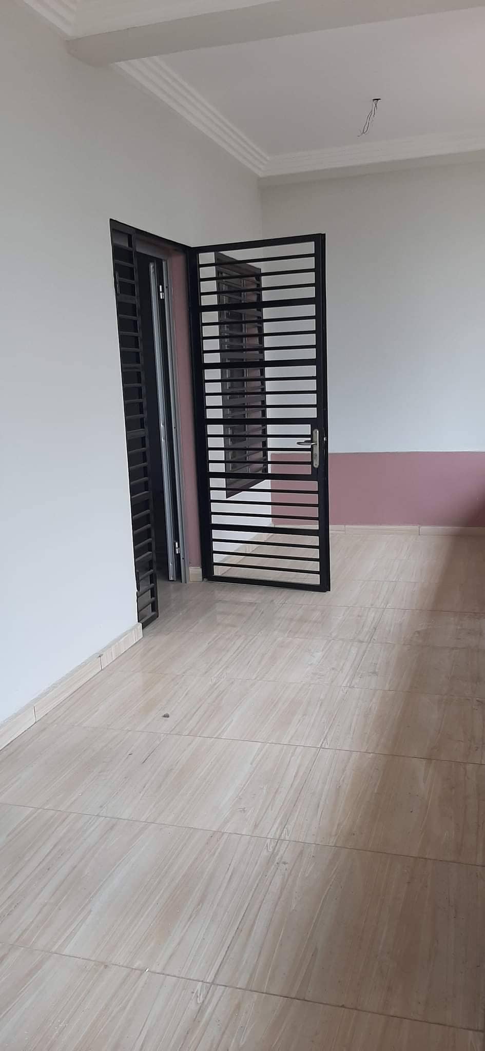 Appartement à louer - Yaoundé, Bastos, bastos - 1 salon(s), 2 chambre(s), 2 salle(s) de bains - 350 000 FCFA / mois