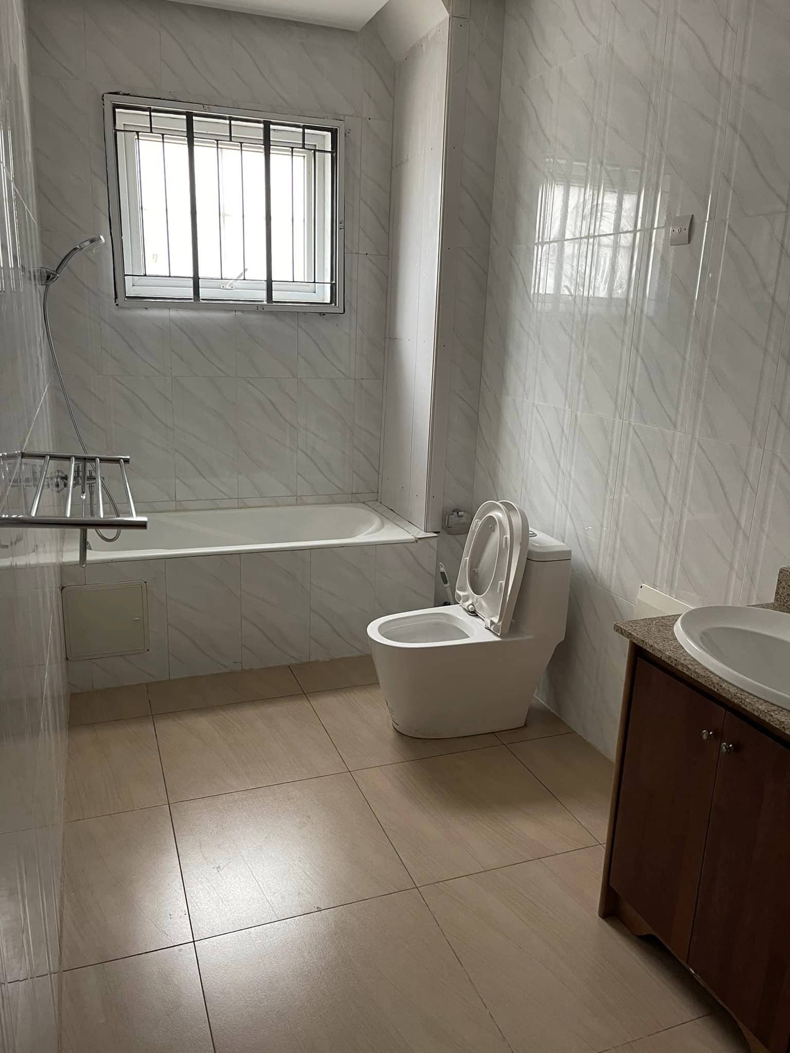 Appartement à louer - Yaoundé, Bastos, bastos - 1 salon(s), 2 chambre(s), 3 salle(s) de bains - 750 000 FCFA / mois