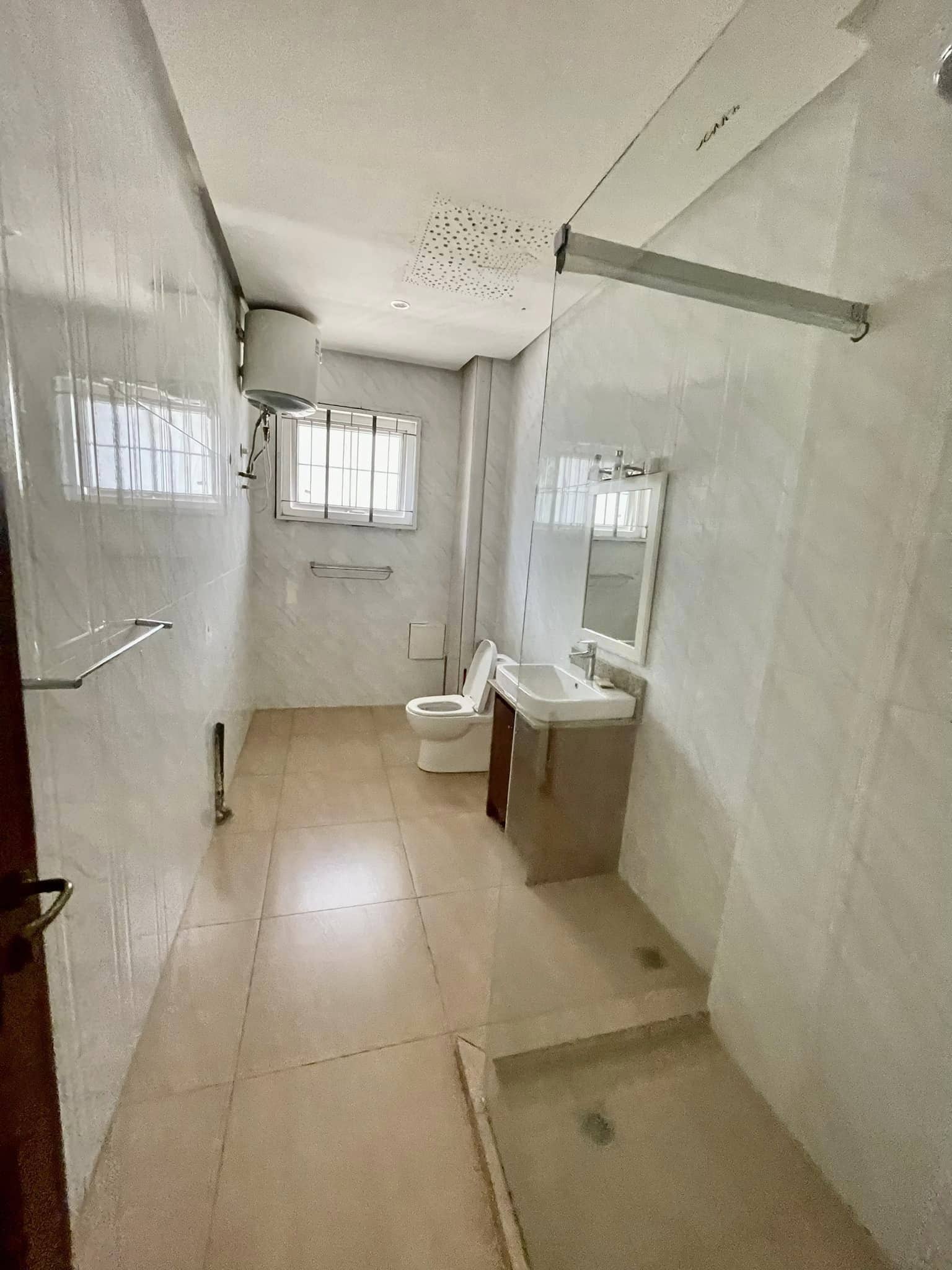 Appartement à louer - Yaoundé, Bastos, bastos - 1 salon(s), 2 chambre(s), 3 salle(s) de bains - 750 000 FCFA / mois