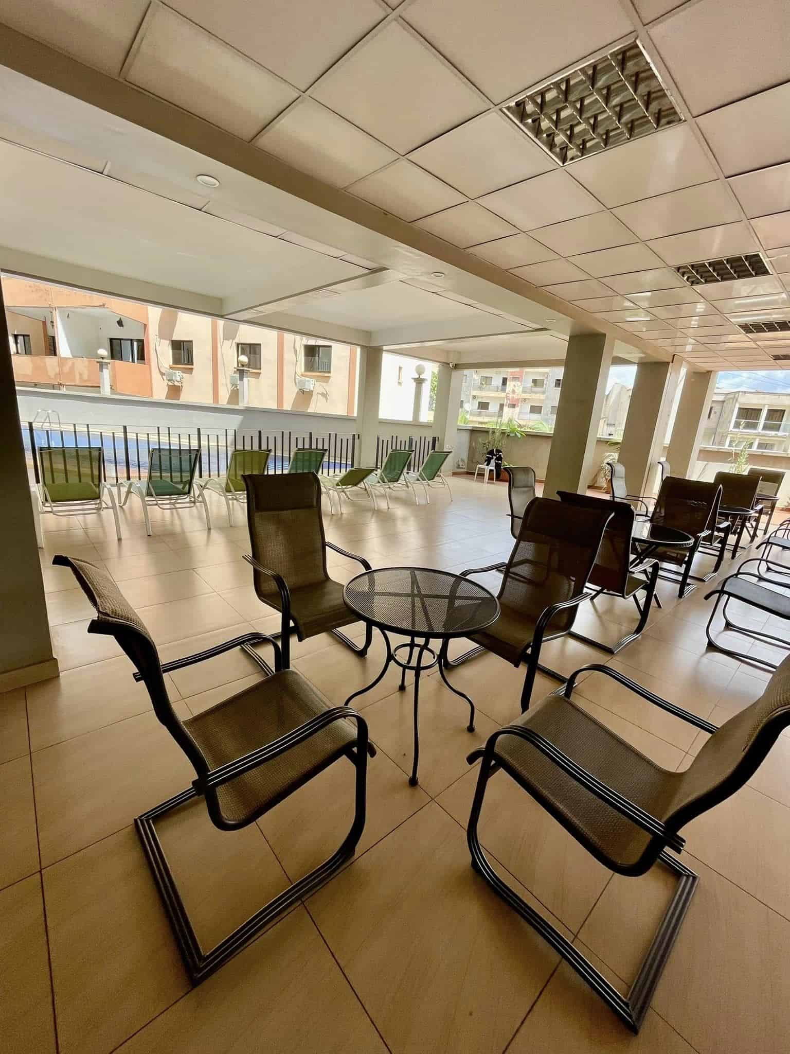 Appartement à louer - Yaoundé, Bastos, bastos - 1 salon(s), 2 chambre(s), 3 salle(s) de bains - 750 000 FCFA / mois
