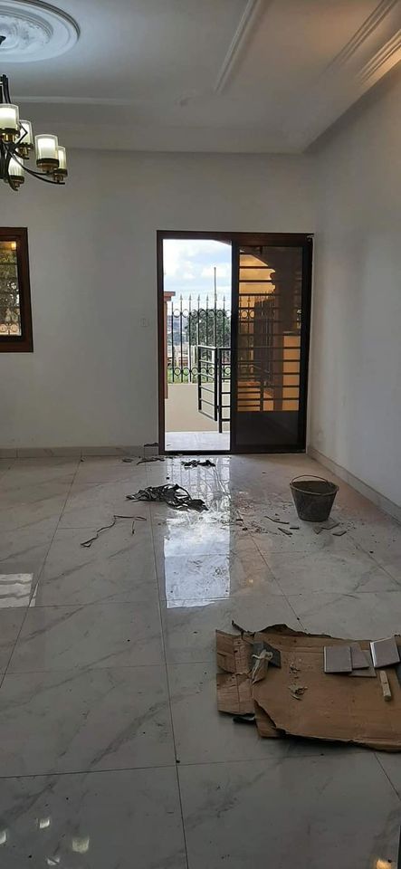 Appartement à louer - Yaoundé, Elig-essono, elig essono - 1 salon(s), 3 chambre(s), 3 salle(s) de bains - 375 000 FCFA / mois