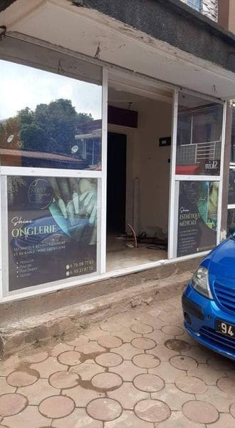Shop to rent at Yaoundé, Bastos, bastos -  m2 - 300 000 FCFA