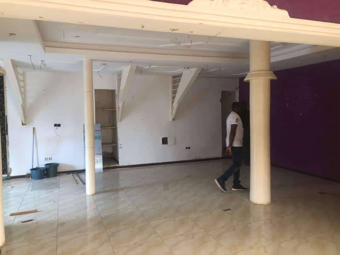 Shop to rent at Yaoundé, Bastos, bastos -  m2 - 300 000 FCFA