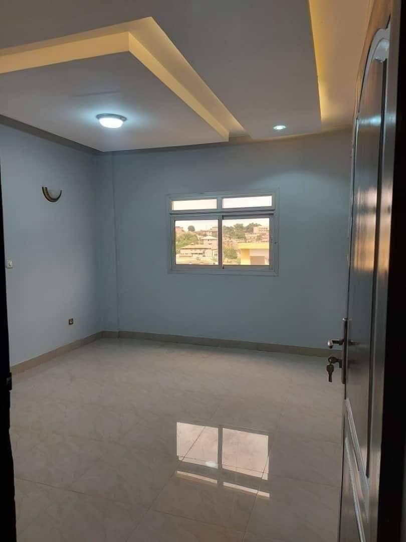 Appartement à louer - Yaoundé, Essos, titi garage - 1 salon(s), 2 chambre(s), 2 salle(s) de bains - 250 000 FCFA / mois