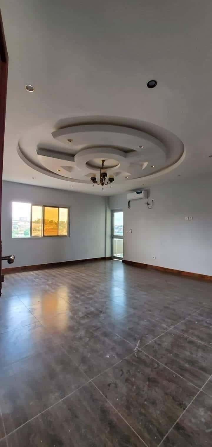 Appartement à louer - Yaoundé, Essos, titi garage - 1 salon(s), 2 chambre(s), 2 salle(s) de bains - 250 000 FCFA / mois