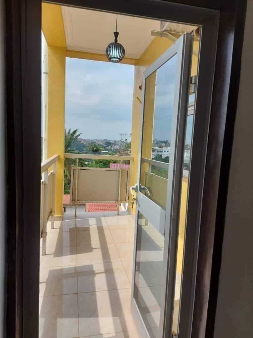 Appartement à louer - Yaoundé, Essos, titi garage - 1 salon(s), 2 chambre(s), 2 salle(s) de bains - 250 000 FCFA / mois