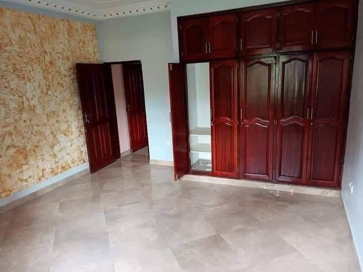 Appartement à louer - Yaoundé, Essos, titi garage - 1 salon(s), 2 chambre(s), 3 salle(s) de bains - 275 000 FCFA / mois