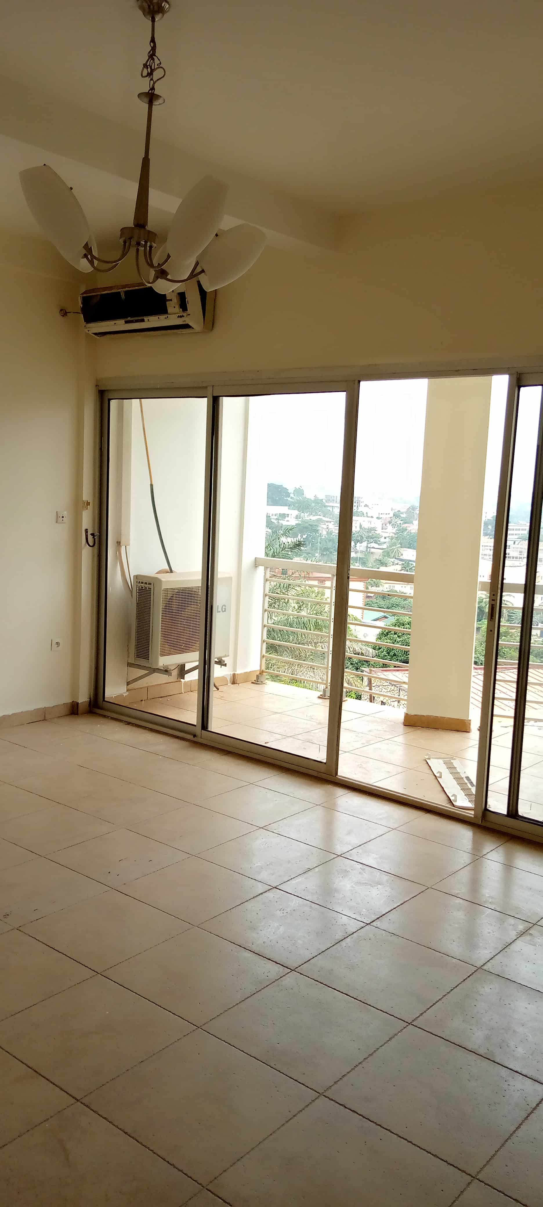 Appartement à louer - Yaoundé, Bastos, Bastos - 1 salon(s), 2 chambre(s), 3 salle(s) de bains - 375 000 FCFA / mois