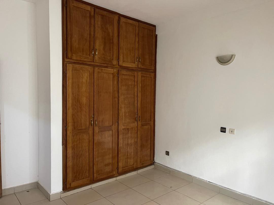 Appartement à louer - Yaoundé, Bastos, Bastos - 1 salon(s), 2 chambre(s), 3 salle(s) de bains - 375 000 FCFA / mois