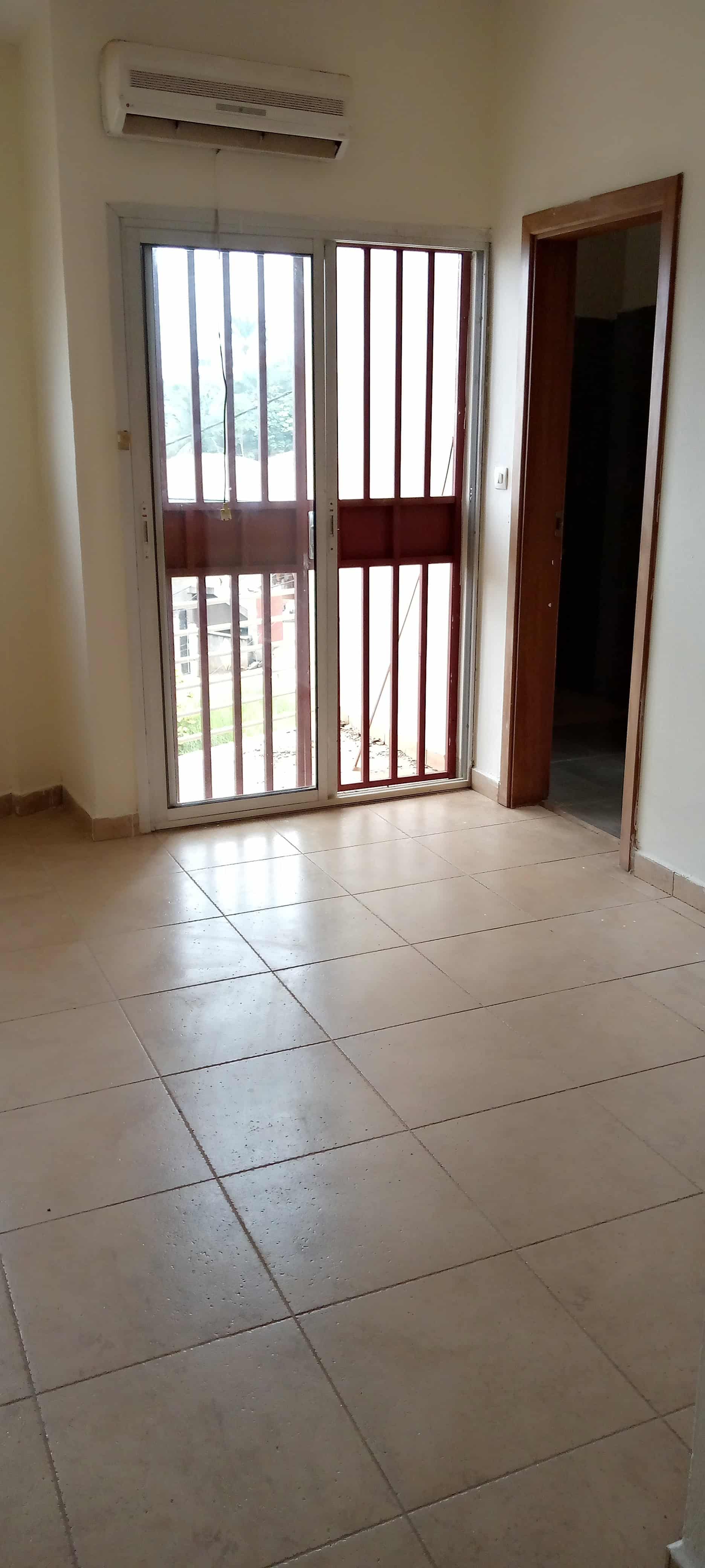 Appartement à louer - Yaoundé, Bastos, Bastos - 1 salon(s), 2 chambre(s), 3 salle(s) de bains - 375 000 FCFA / mois