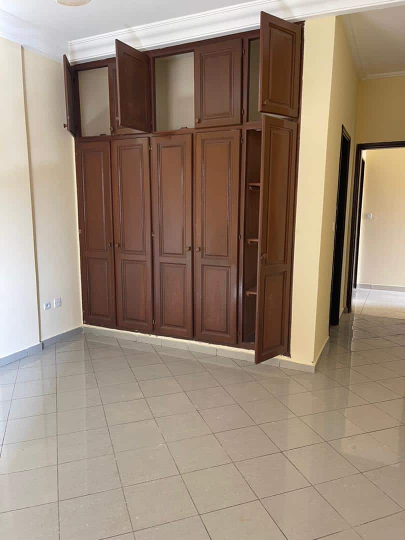 Appartement à louer - Yaoundé, Bastos, Bastos - 1 salon(s), 2 chambre(s), 3 salle(s) de bains - 500 000 FCFA / mois